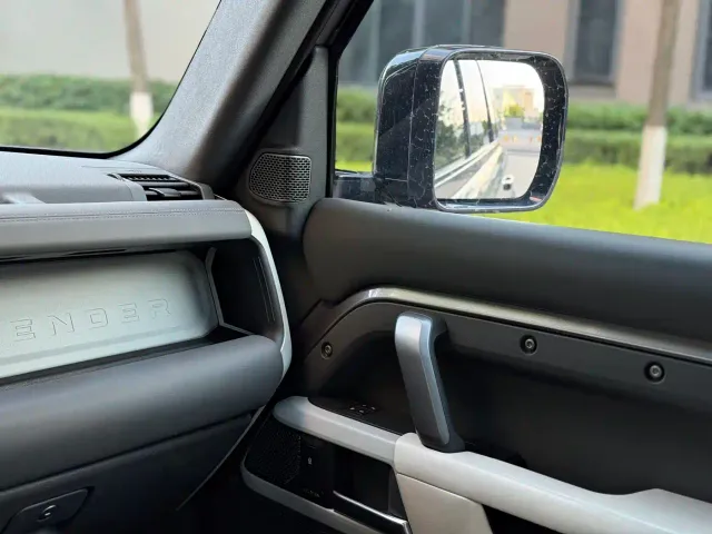 Land Rover Defender — Фото автомобиля 11