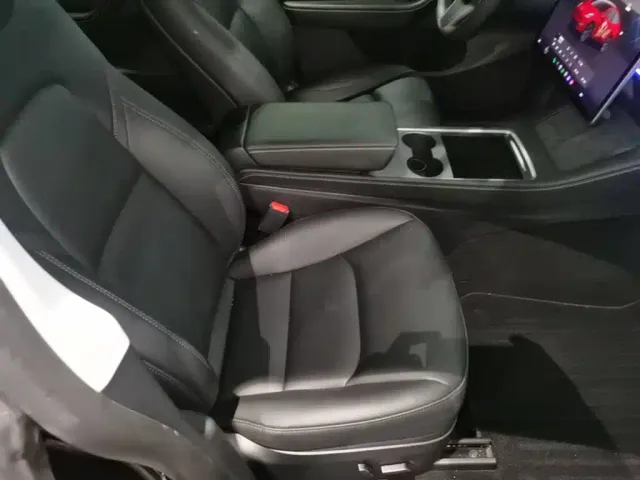 Tesla Model Y — Фото автомобиля 24