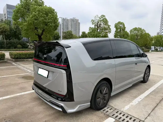 Li Auto MEGA — Фото автомобиля 4