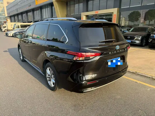 Toyota Sienna — Фото автомобиля 3