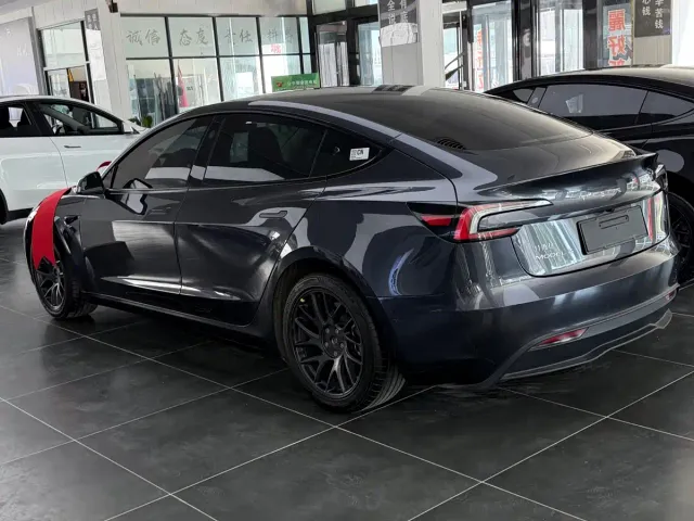 Tesla Model 3 — Фото автомобиля 4