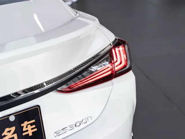 Lexus ES — Фото автомобиля 7