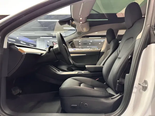 Tesla Model 3 — Фото автомобиля 13