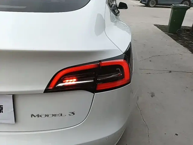 Tesla Model 3 — Фото автомобиля 7