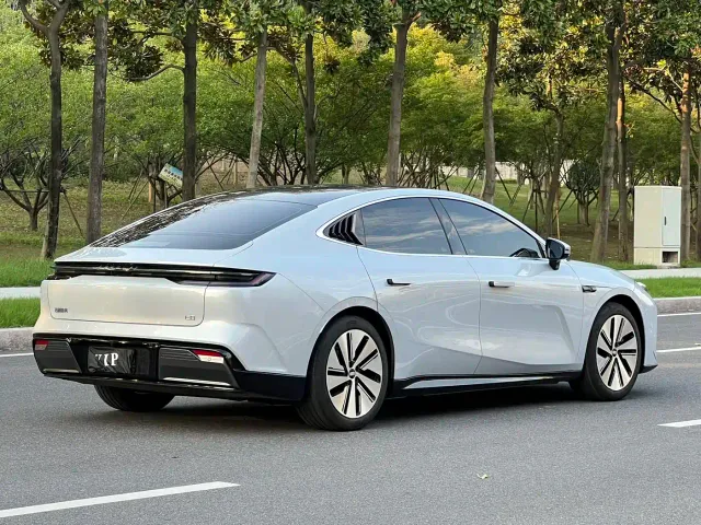 Geely Galaxy E8 — Фото автомобиля 15