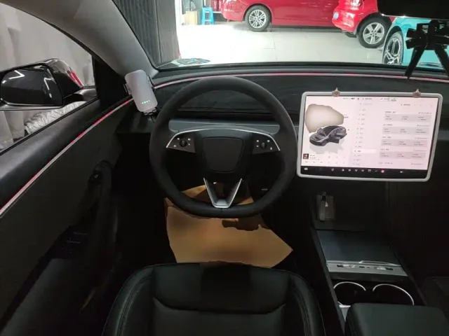 Tesla Model 3 — Фото автомобиля 10
