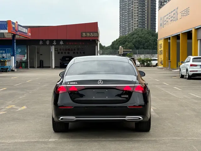 Mercedes-Benz E-Class — Фото автомобиля 22