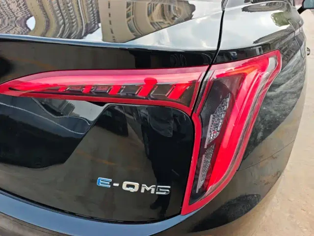Hongqi E-QM5 — Фото автомобиля 7