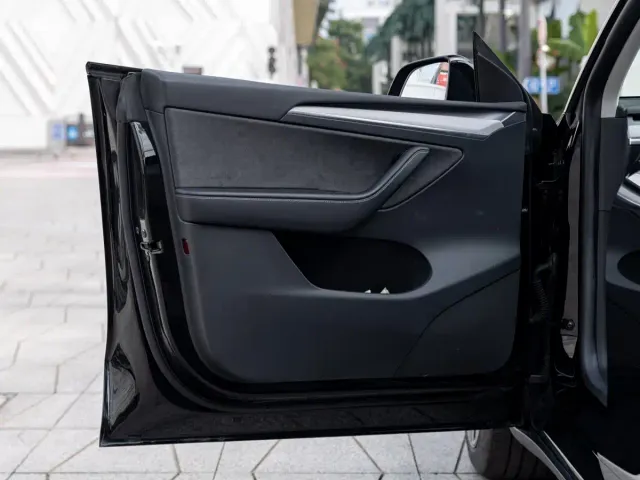 Tesla Model Y — Фото автомобиля 15