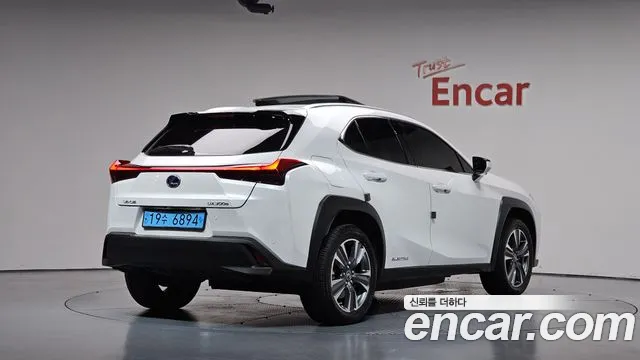 Lexus UX300e — Фото автомобиля 2