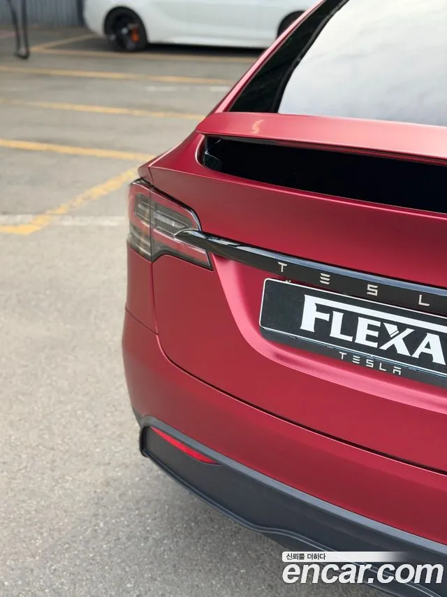Tesla Model X — Фото автомобиля 11