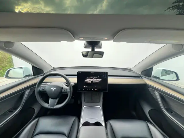 Tesla Model Y — Фото автомобиля 12