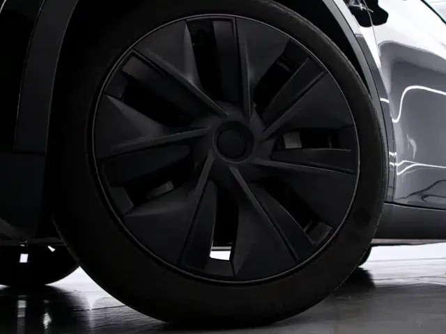 Tesla Model Y — Фото автомобиля 16