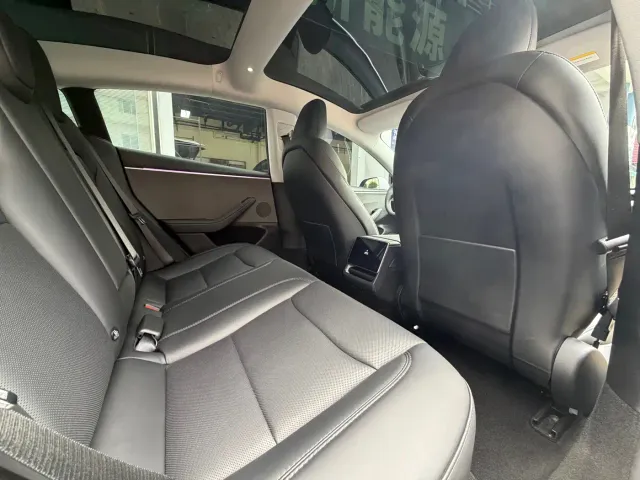 Tesla Model 3 — Фото автомобиля 11