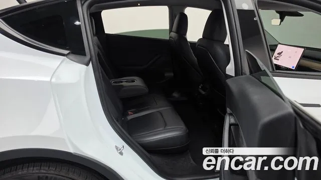 Tesla Model Y — Фото автомобиля 17