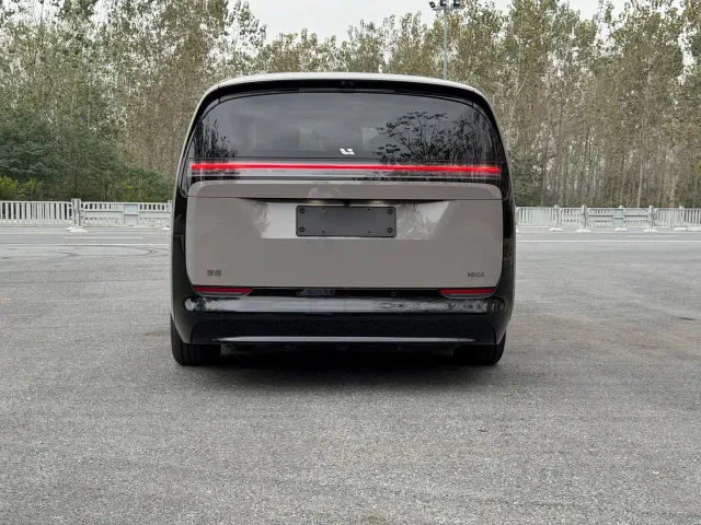 Li Auto MEGA — Фото автомобиля 20