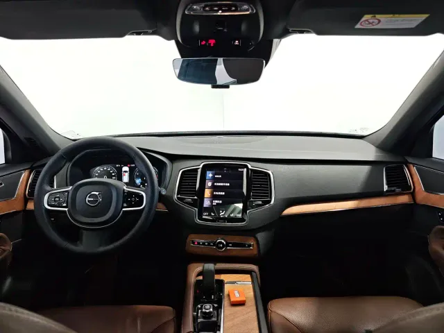 Volvo XC90 — Фото автомобиля 8