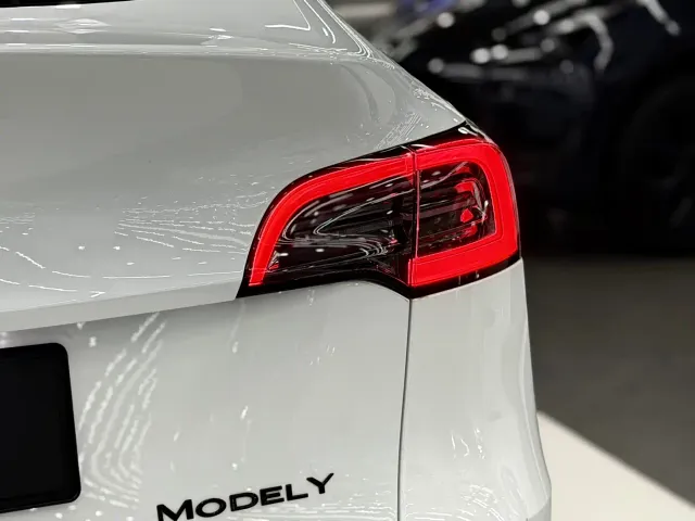 Tesla Model Y — Фото автомобиля 18