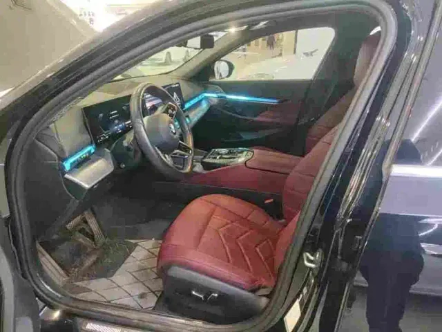 BMW 5 Series — Фото автомобиля 5