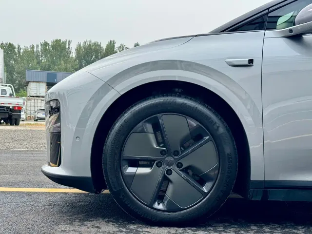 Li Auto i8 — Фото автомобиля 4