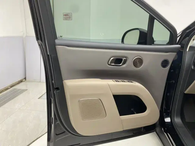 Li Auto i8 — Фото автомобиля 16