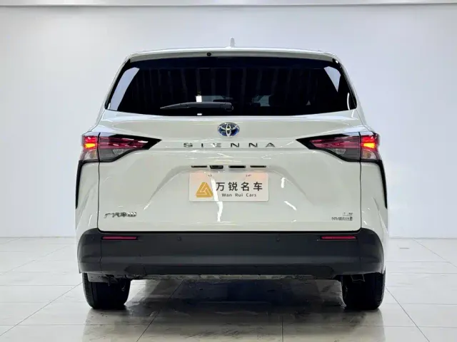 Toyota Sienna — Фото автомобиля 4