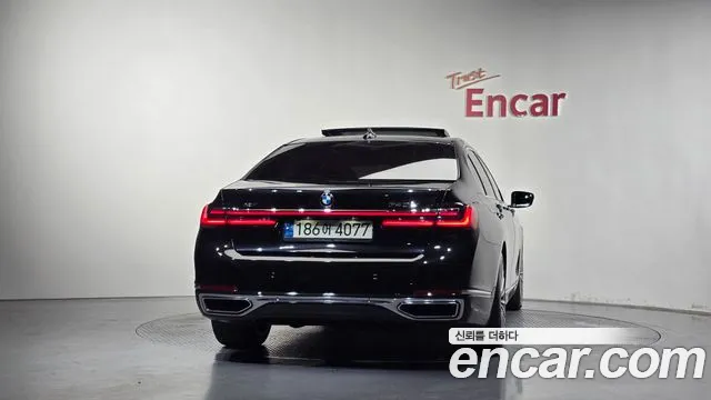 Фотография автомобиля — BMW 7-Series