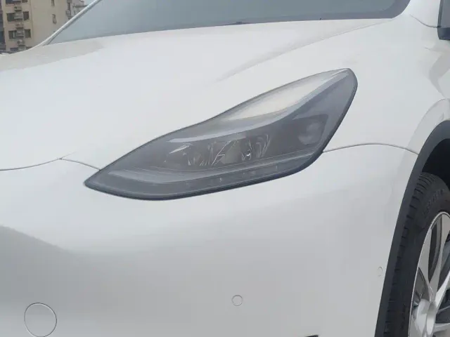 Tesla Model Y — Фото автомобиля 12
