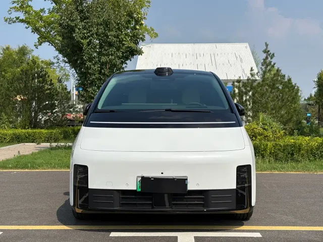 Li Auto MEGA — Фото автомобиля 3