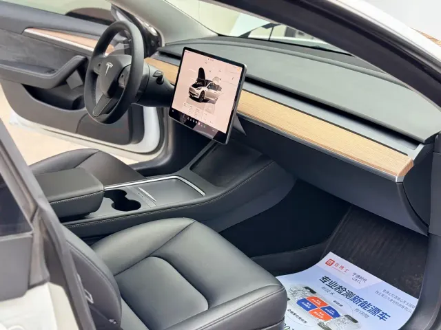 Tesla Model 3 — Фото автомобиля 7