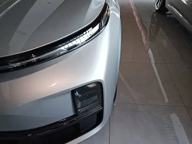 Li Auto L8 — Фото автомобиля 23