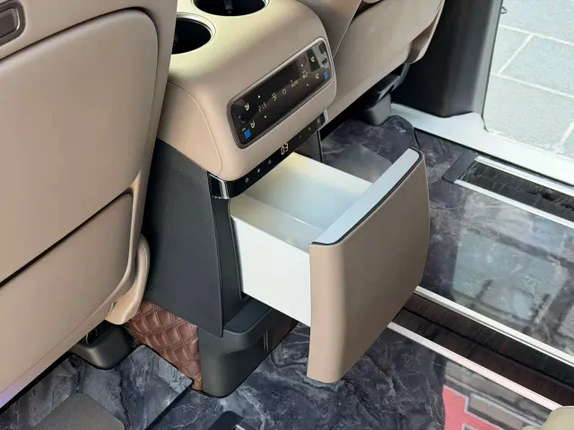 Li Auto MEGA — Фото автомобиля 11