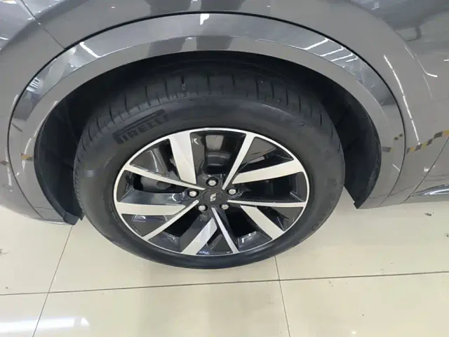 Li Auto L8 — Фото автомобиля 22
