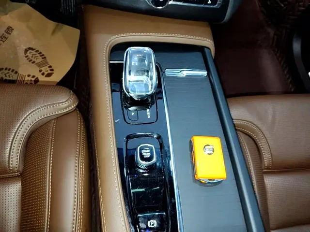 Volvo XC90 — Фото автомобиля 13