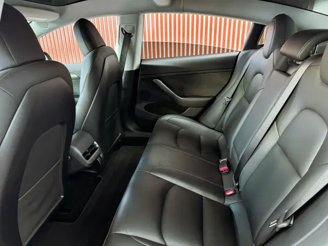 Tesla Model 3 — Фото автомобиля 8