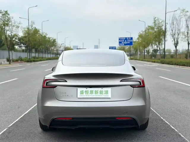 Tesla Model 3 — Фото автомобиля 16