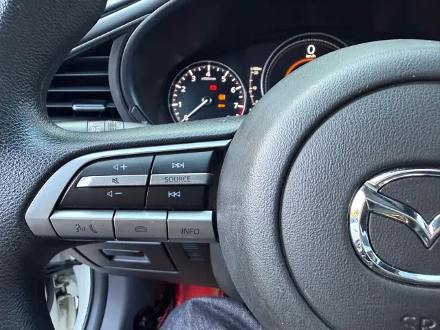Mazda Axela — Фото автомобиля 12