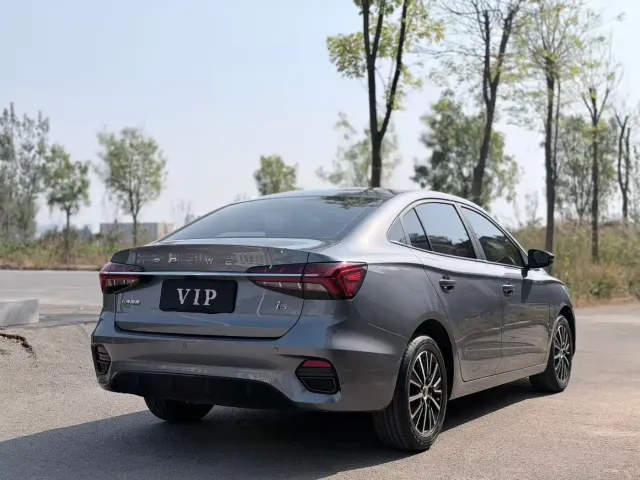 Roewe i5 — Фото автомобиля 7