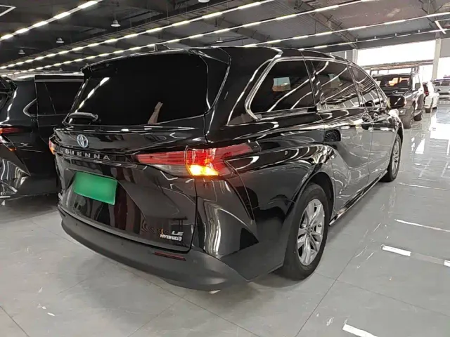 Toyota Sienna — Фото автомобиля 6