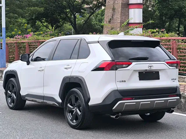 Toyota RAV4 — Фото автомобиля 5