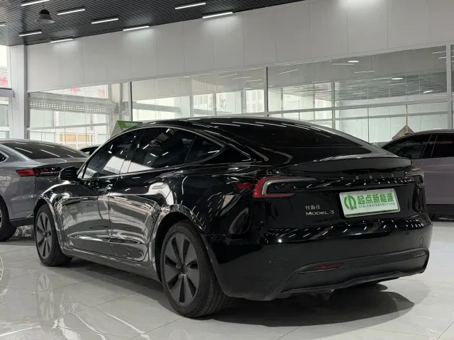 Tesla Model 3 — Фото автомобиля 3