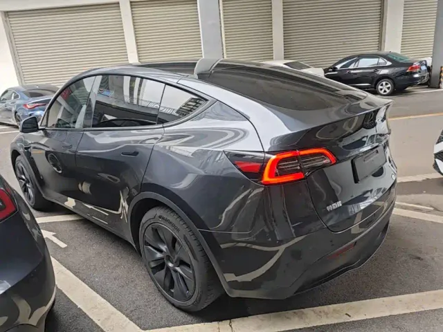 Tesla Model Y — Фото автомобиля 4