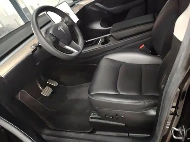 Tesla Model Y — Фото автомобиля 14