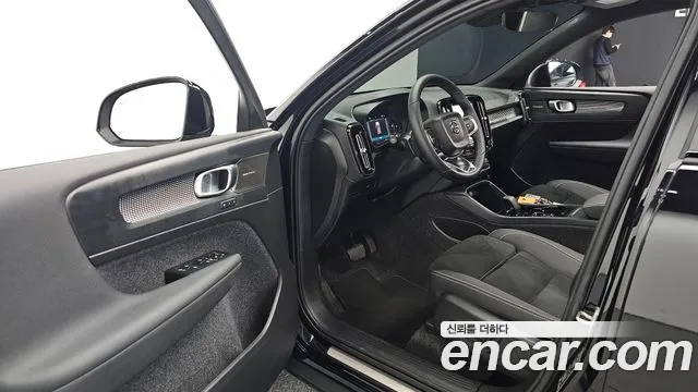 Вольво XC40 B4 Black Edition — Фото автомобиля 5