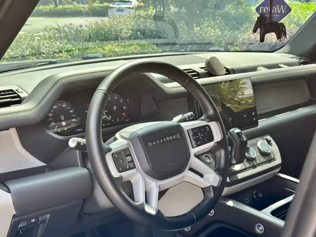Land Rover Defender — Фото автомобиля 10
