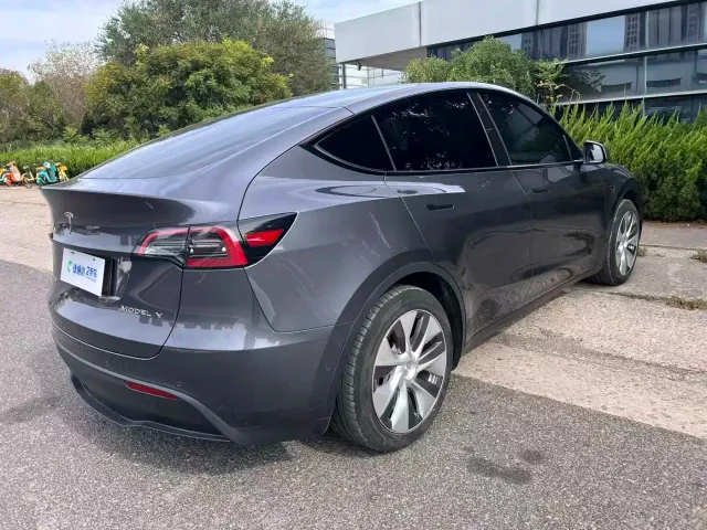 Tesla Model Y — Фото автомобиля 24