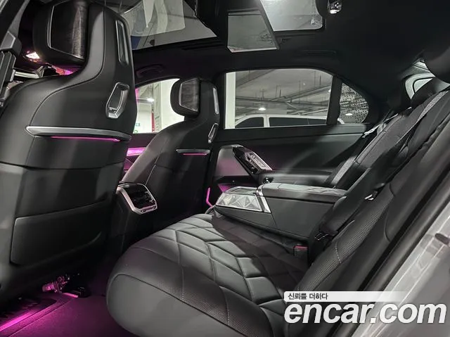 BMW i7 G70 — Фото автомобиля 12