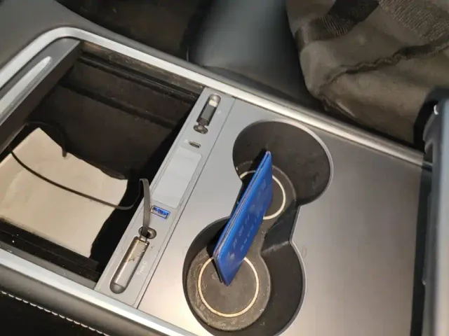 Tesla Model Y — Фото автомобиля 8