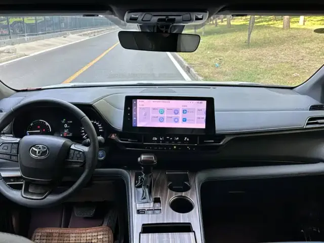 Toyota Sienna — Фото автомобиля 10