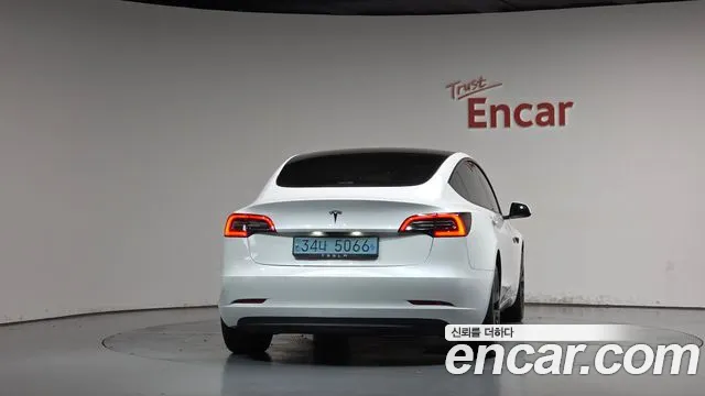 Tesla Model 3 — Фото автомобиля 4